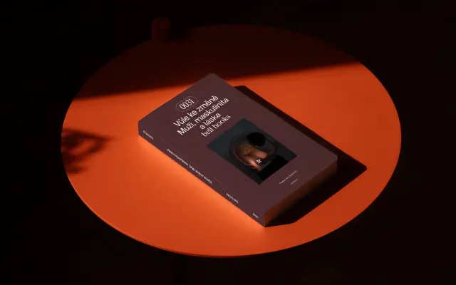 Kniha bell hooks „Vůle ke změně“ s podpisem autora díla na obálce