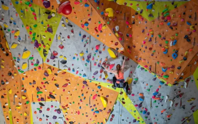 Lekce lezení na stěně (nebo boulder) s naší fidelity expertkou Zdeňkou Hilscher