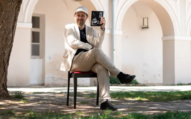 1 + 1 vstupenka na divadlo NABOSO, plus knížka 20 let NABOSO
