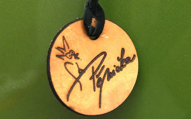 Kožený přívěšek/klíčenka s logem Pěnička