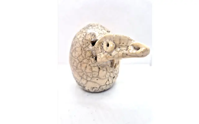 "Popraskaný" keramický dráček líhnoucí se z vejce