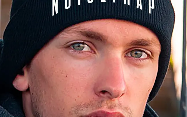 Pletená čepice s názvem kapely NOISETRAP