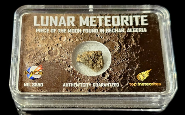 Podepsaná kniha s meteoritem z Měsíce