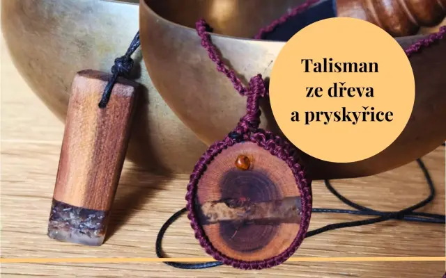 Přívěsek z pryskyřice, dřeva a placenty či amnionu