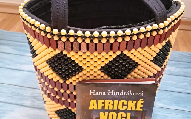 NOVÁ ODMĚNA: Kniha Africké noci + originální africká kabelka (pouze 1 kus!)