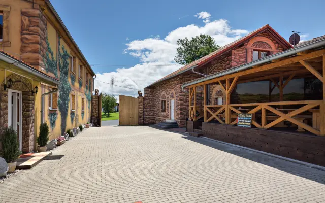 DEN OTEVŘENÝCH DVEŘÍ U ZLATÉHO LVA s hudbou a tancem PRO KAŽDÉHO, KDO PŘISPĚL