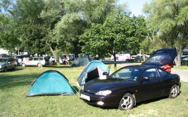 Přespání v kempu s vlastním stanem, autem či karavanem