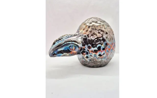 Keramický drak s metalickými odlesky