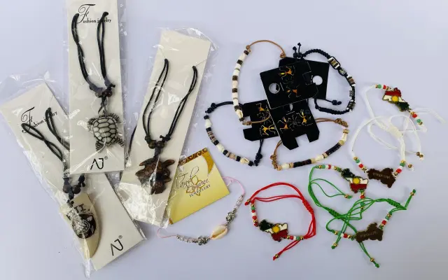 Kniha + náramek nebo náhrdelník z Fidži nebo Iráku