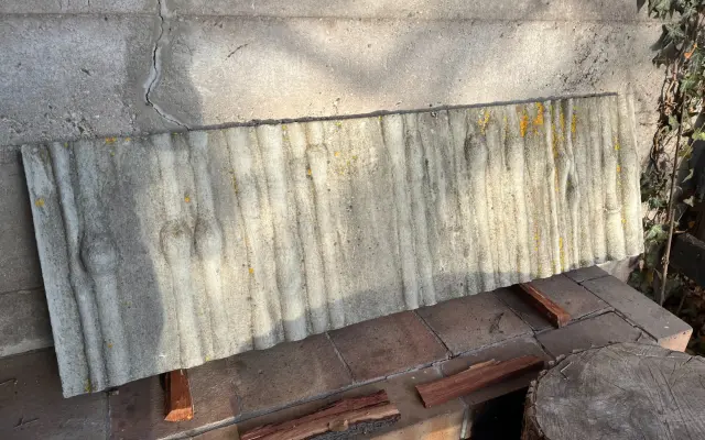 BETONOVÝ RELIÉF sochaře Miloslava Buřivala