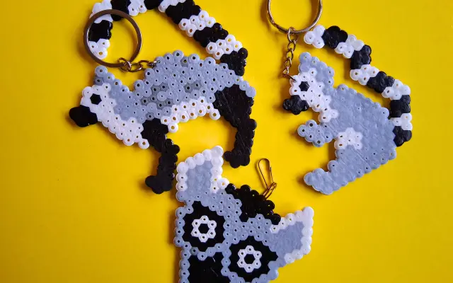 1x lemuří přívěsek