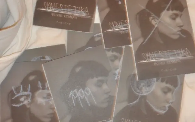 Sbírka poezie "Synestetika" Viktórie Citrákové s autorskou grafikou na obálce