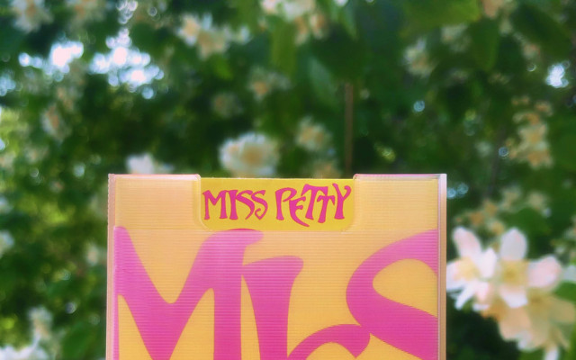Kazetka Miss Petty