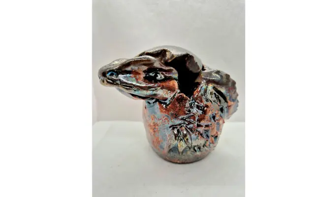 Červeno-metalický keramický drak