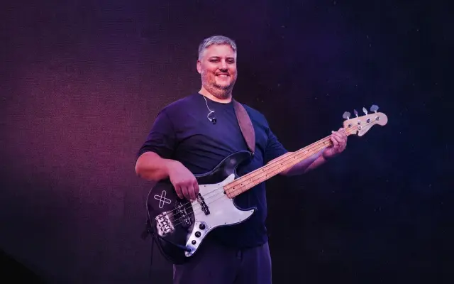 Hodina hry na basovou kytaru s Pavlem