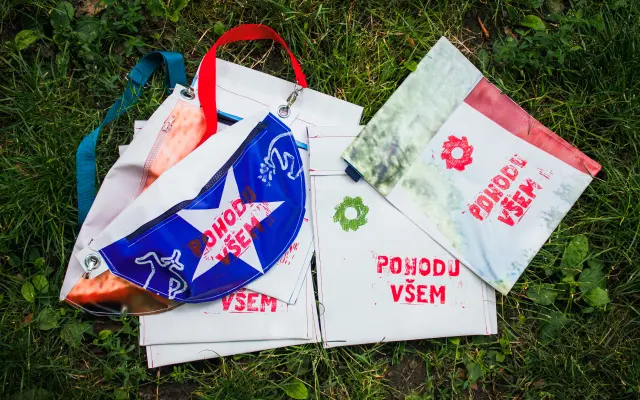 Chci knihu & nerůstovou ledvinku/pouzdro od Postoj Collective