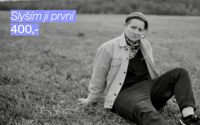 Slyším ji první