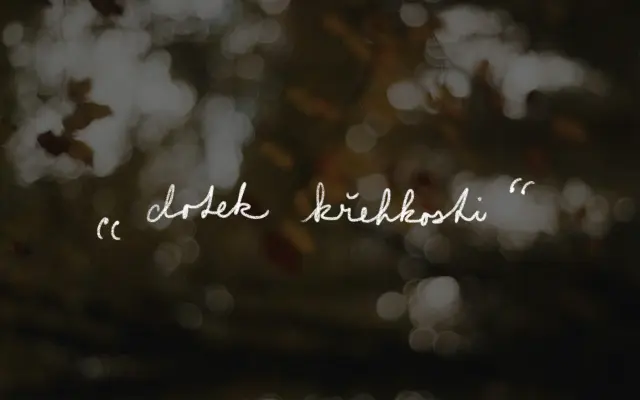 „Dotek křehkosti“ ilustrace s citátem vytištěná na pohlednici