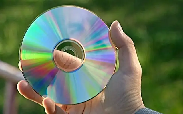 CD "Dneska mě nic nebolí" s věnováním a podpisy aktérů včetně poštovného