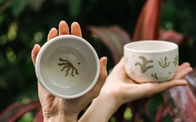 Kniha Emilka a botanická zahrada a nádherný autorský šálek od Z hlíny