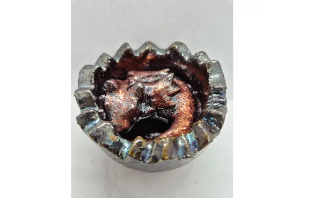 Keramický červeno-metalický spící dráček