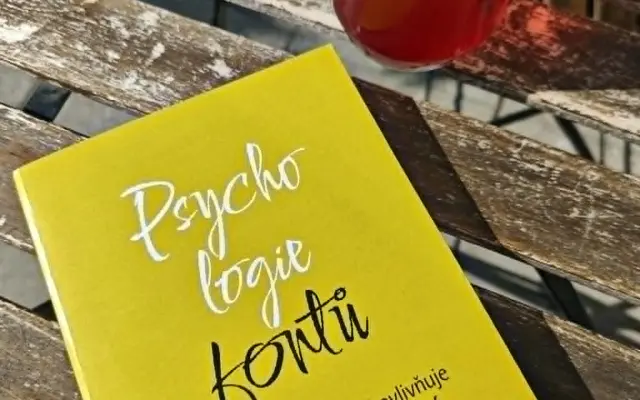 Váš vlastní font na obálce knihy Psychologie fontů.