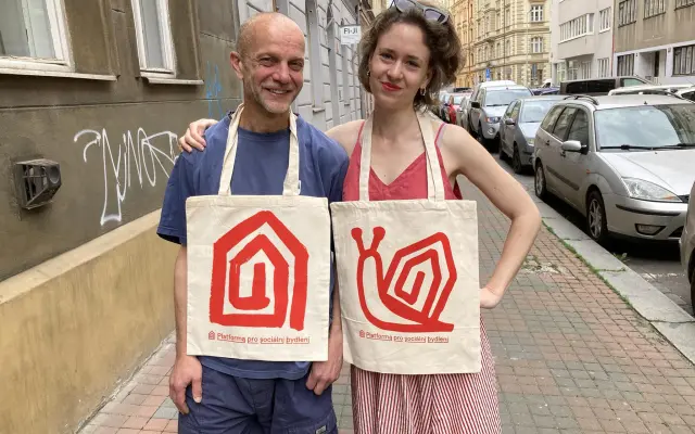 Designová plátěnka Platformy pro sociální bydlení s domečkem