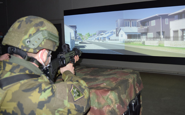Návštěva posádky v Hranicích a střelba z ručních zbraní na simulátoru pro pět osob