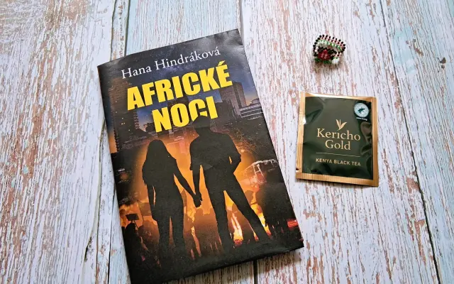 Kniha Africké noci s prstenem jako symbolem demokratické Keni (pouze 9 balíčků)