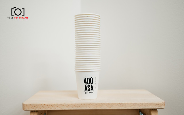 To je 401 ASA šálků kávy