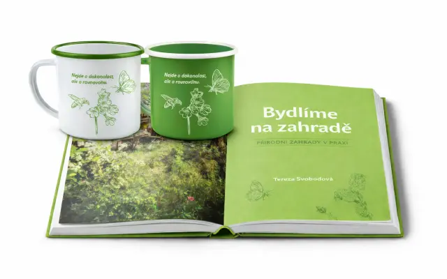 Kniha + 2 smaltované plecháčky