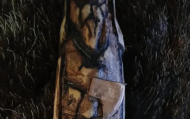 Merch naší kapely, dřevořezba