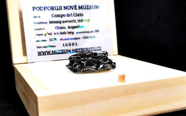 Železný meteorit v dřevěném boxu se speciálním certifikátem + vstupenky
