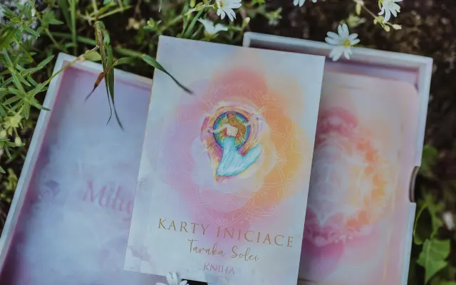 Karty INICIACE v pevné krabičce s knihou o 160 stranách
