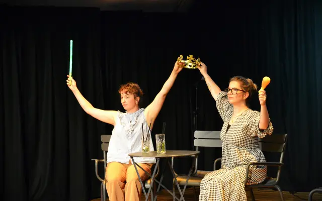 VIP balíček na premiéru Král*ovny : 2 vstupenky + welcome drink + dramaturgický úvod