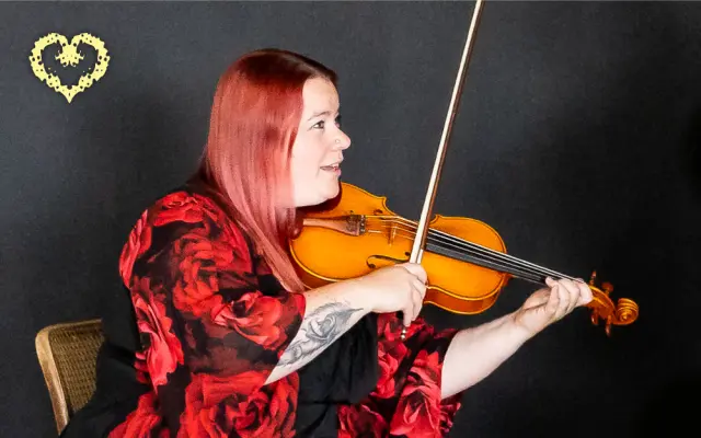 Hodina houslí / hudební teorie / Čj / Aj (s UčiTerkou, 45min) + album s věnováním