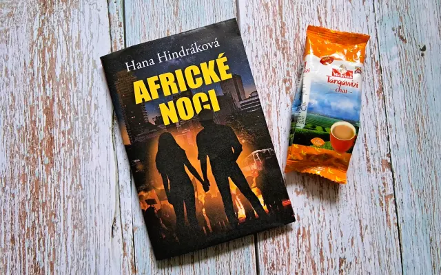 Africké noci s vůní Keni: kniha + keňský zázvorový čaj (pouze 3 balíčky)