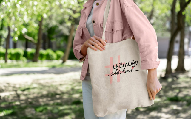 Plátěná taška s nápisem "LéčímDěti s láskou"