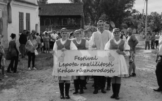 Brontosauři pro krajany v srbské Kruščici - na střechu Etnokuči!